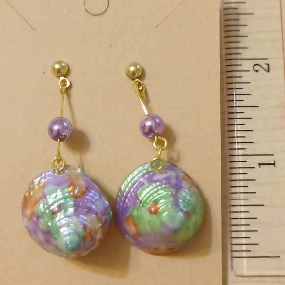 *3/$12* New Shell Floral Dangle Earrings - Picture 5 of 6
